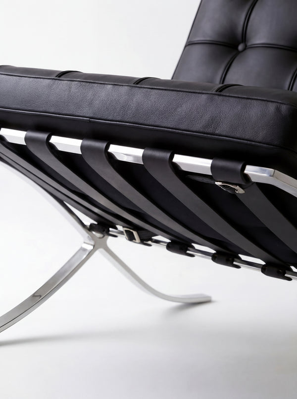 Fauteuil Lounge & Repose-Pieds – Cuir Véritable Noir et Structure Chromée Sculpturale