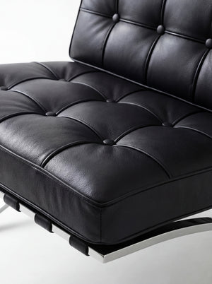 Fauteuil Lounge & Repose-Pieds – Cuir Véritable Noir et Structure Chromée Sculpturale