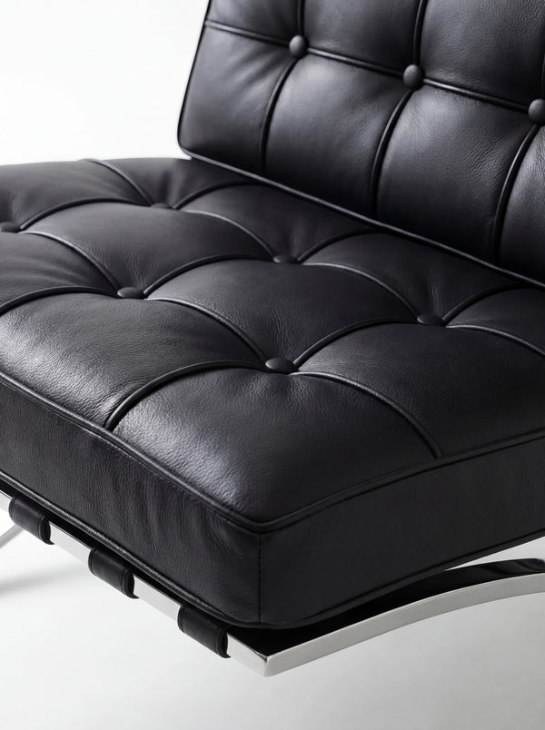 Fauteuil Lounge & Repose-Pieds – Cuir Véritable Noir et Structure Chromée Sculpturale
