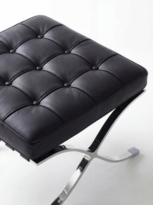 Fauteuil Lounge & Repose-Pieds – Cuir Véritable Noir et Structure Chromée Sculpturale