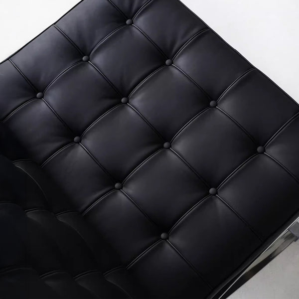 Fauteuil Lounge & Repose-Pieds – Cuir Véritable Noir et Structure Chromée Sculpturale