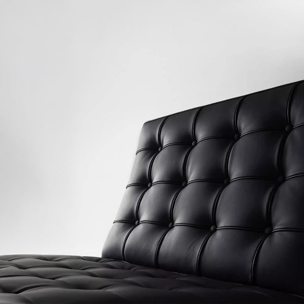 Fauteuil Lounge & Repose-Pieds – Cuir Véritable Noir et Structure Chromée Sculpturale