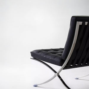 Fauteuil Lounge & Repose-Pieds – Cuir Véritable Noir et Structure Chromée Sculpturale