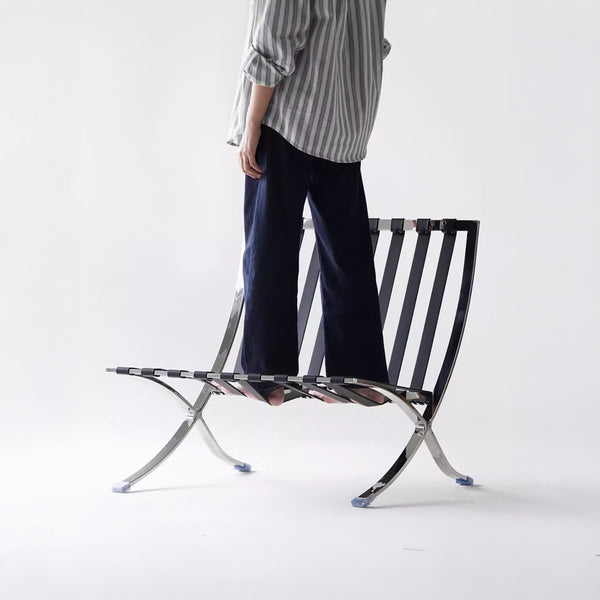 Fauteuil Lounge & Repose-Pieds – Cuir Véritable Noir et Structure Chromée Sculpturale