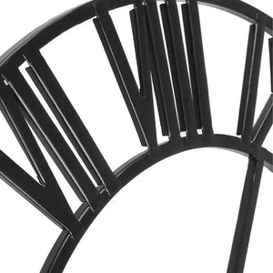 Wanduhr aus Eisen mit römischen Ziffern und künstlerischem Design