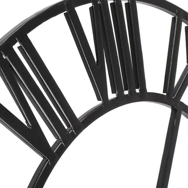 Wanduhr aus Eisen mit römischen Ziffern und künstlerischem Design