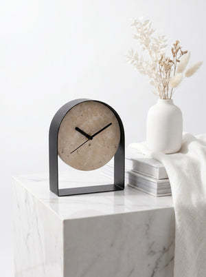 Horloge à poser design en pierre et métal – Arche