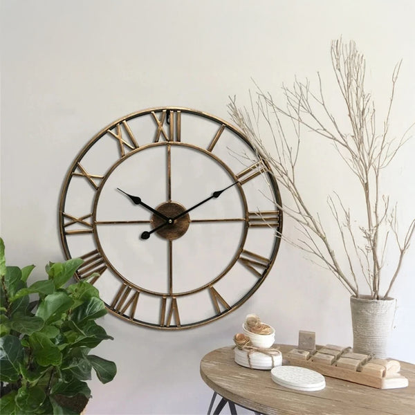 Wanduhr aus Eisen mit römischen Ziffern und künstlerischem Design