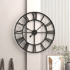 Wanduhr aus Eisen mit römischen Ziffern und künstlerischem Design