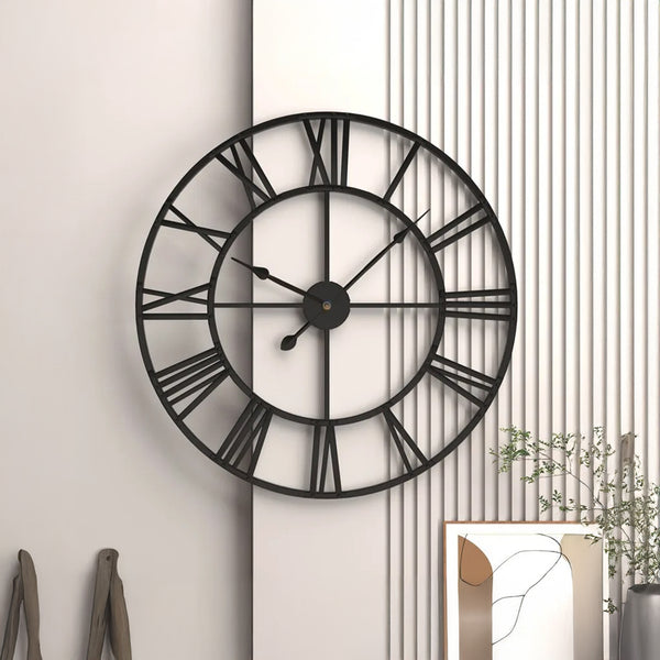 Wanduhr aus Eisen mit römischen Ziffern und künstlerischem Design