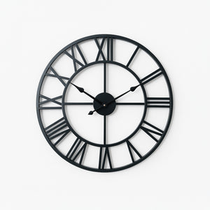 Wanduhr aus Eisen mit römischen Ziffern und künstlerischem Design