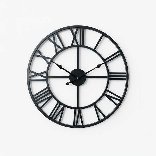 Wanduhr aus Eisen mit römischen Ziffern und künstlerischem Design