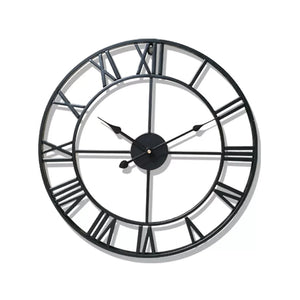 Wanduhr aus Eisen mit römischen Ziffern und künstlerischem Design