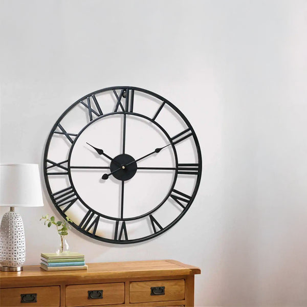 Wanduhr aus Eisen mit römischen Ziffern und künstlerischem Design