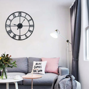 Wanduhr aus Eisen mit römischen Ziffern und künstlerischem Design