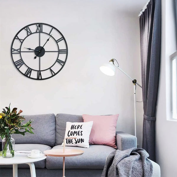 Wanduhr aus Eisen mit römischen Ziffern und künstlerischem Design