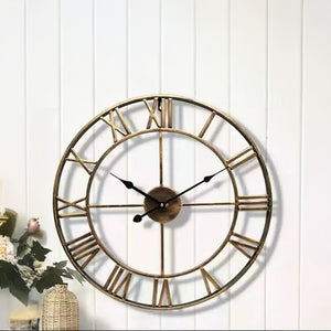 Wanduhr aus Eisen mit römischen Ziffern und künstlerischem Design