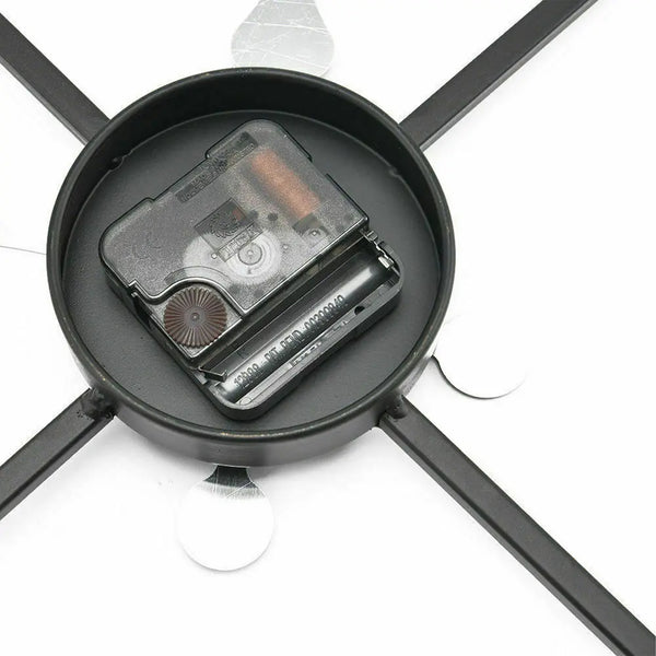 Wanduhr aus Eisen mit römischen Ziffern und künstlerischem Design