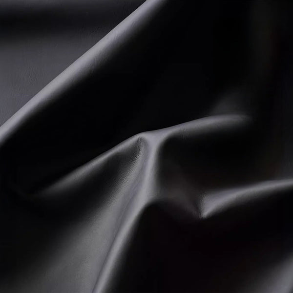 Fauteuil Lounge & Repose-Pieds – Cuir Véritable Noir et Structure Chromée Sculpturale