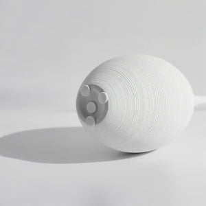 Schlanke skulpturale Vase – Moderne schwarze oder weiße Keramik