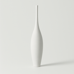 Schlanke skulpturale Vase – Moderne schwarze oder weiße Keramik