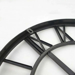 Wanduhr aus Eisen mit römischen Ziffern und künstlerischem Design