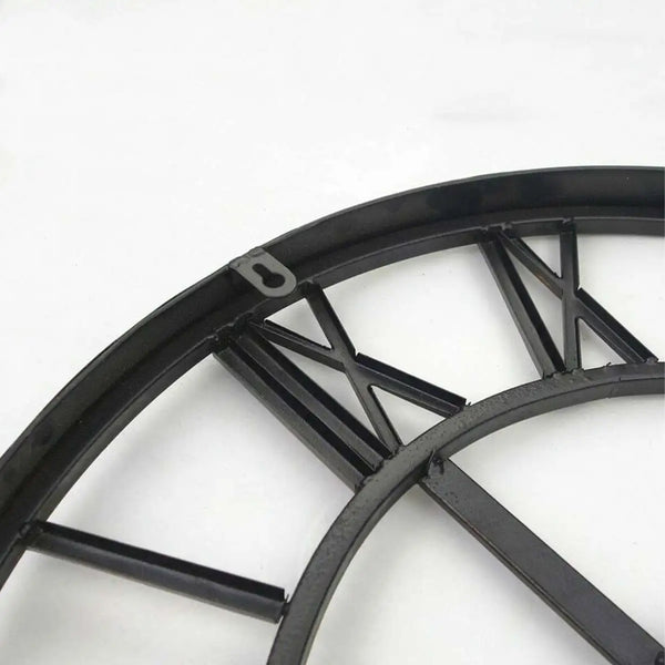 Wanduhr aus Eisen mit römischen Ziffern und künstlerischem Design